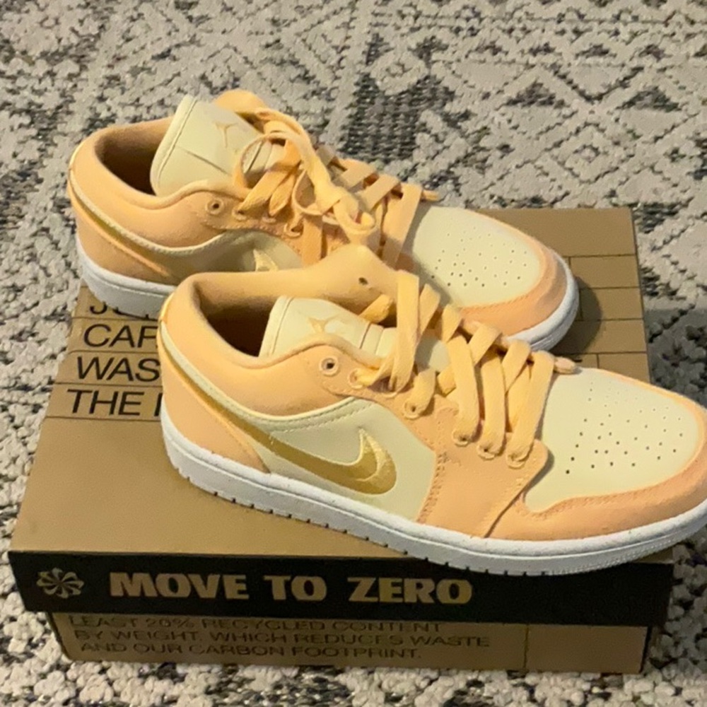 NIB WOMANS AIR JORDAN 1 LOW SE - Picture 3 of 8